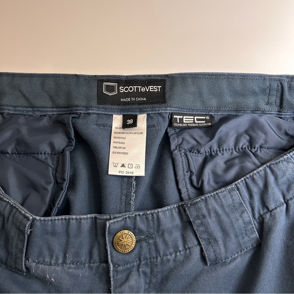 Scottevest TEC Shorts Mens 38
Beige Chino Hidden Cargo Pockets Travel Navy - Picture 6 of 7